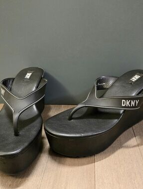 DKNY Black Platform Flip Flop Wedges Size 9 Y2K Minimalist Sandals